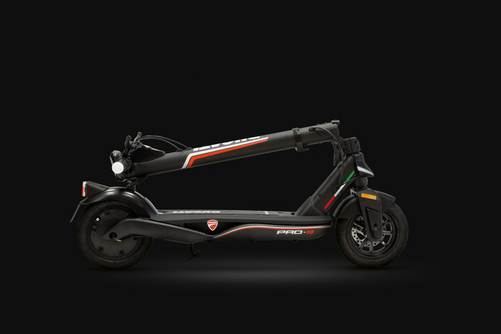 Trottinette électrique - Ducati Pro IIIR clignotants - Excellent Trottinettes par Ducati - Seulement €629! Acheter maintenant sur Nexyo.fr