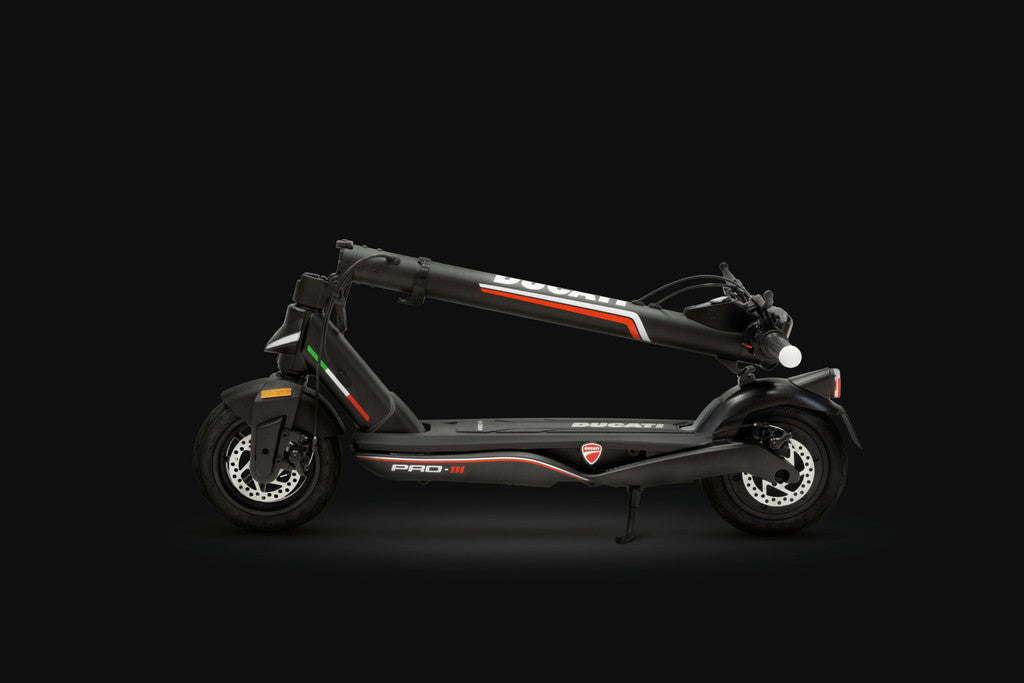 Trottinette électrique - Ducati Pro IIIR clignotants - Excellent Trottinettes par Ducati - Seulement €579! Acheter maintenant sur Nexyo.fr