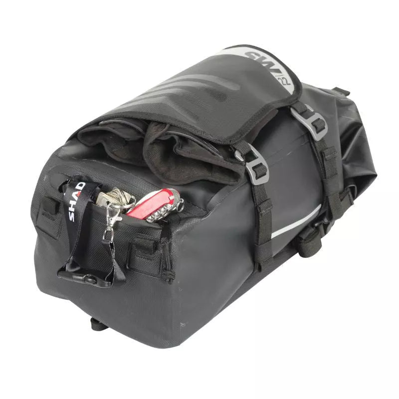 Sacoche de reservoir moto SHAD SW22 Impermeable noir 13L (Fixation inclus) (X0SW22) - Excellent Accessoires par Shad - Seulement €99.90! Acheter maintenant sur Nexyo.fr