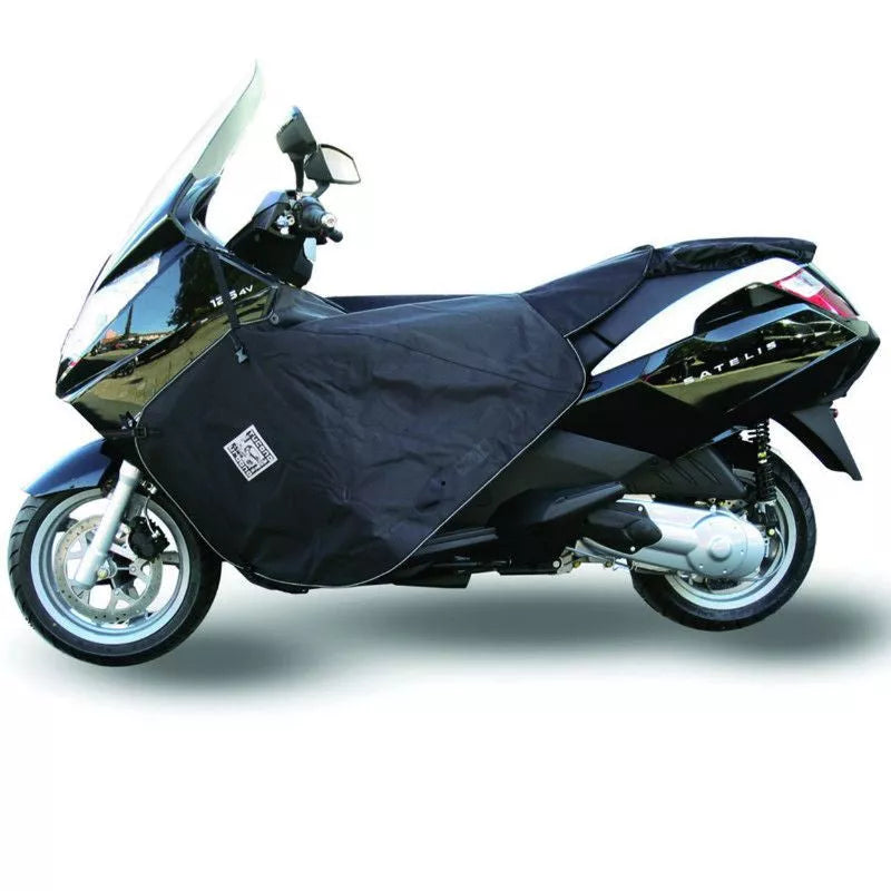 Tablier couvre jambe Tucano pour Peugeot 125 SATELIS, 250 SATELIS, 500 SATELIS (R157-X) - Excellent Accessoires par Tucano Urbano - Seulement €134.99! Acheter maintenant sur Nexyo.fr