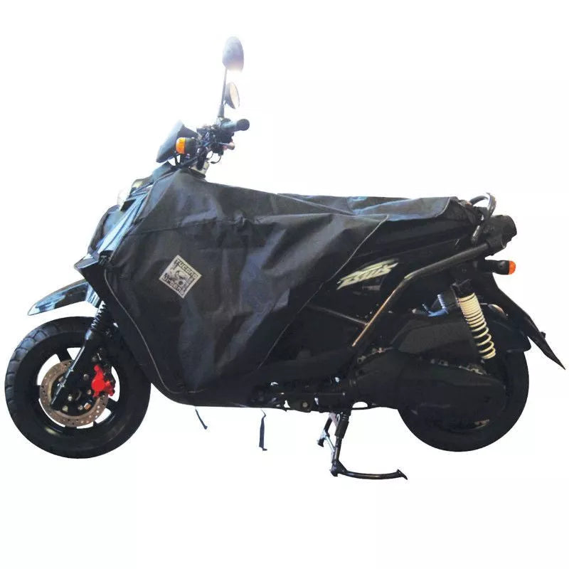 Tablier couvre jambe Tucano pour Kymco 50 AGILITY, 125 AGILITY / PEUGEOT 50 LUDIX, TKR / MBK 50 BOOSTER / YAMAHA 50 BWS, AEROX / PIAGGIO 50 NRG (R017-X) - Excellent Accessoires par Tucano Urbano - Seulement €129.99! Acheter maintenant sur Nexyo.fr